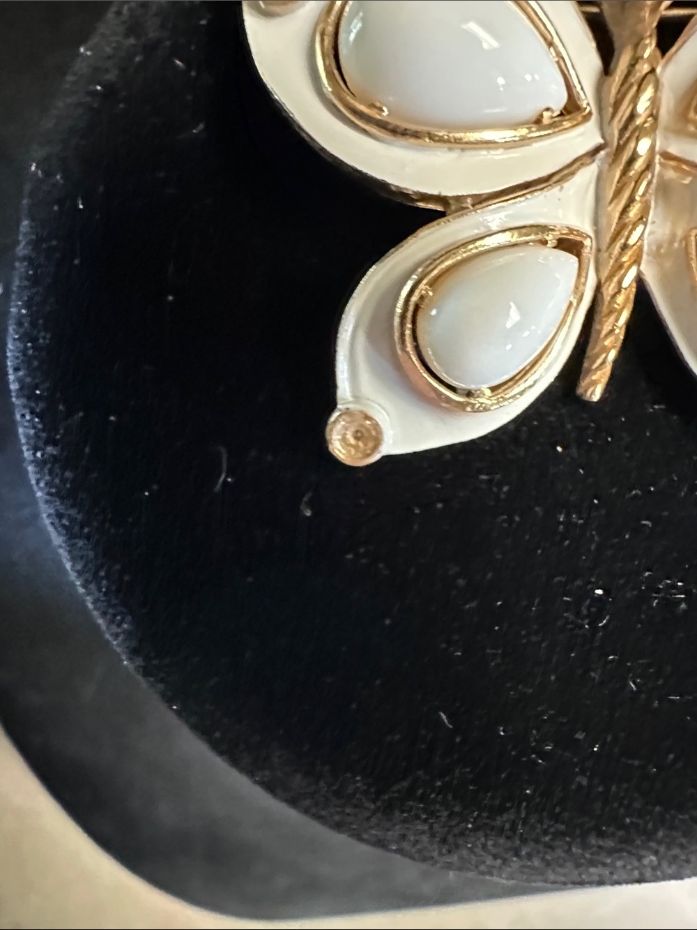 Vintage 1960’s Trifari White Enamel Gold-Tone Butterfly Brooch Missing Stones - Picture 7 of 9